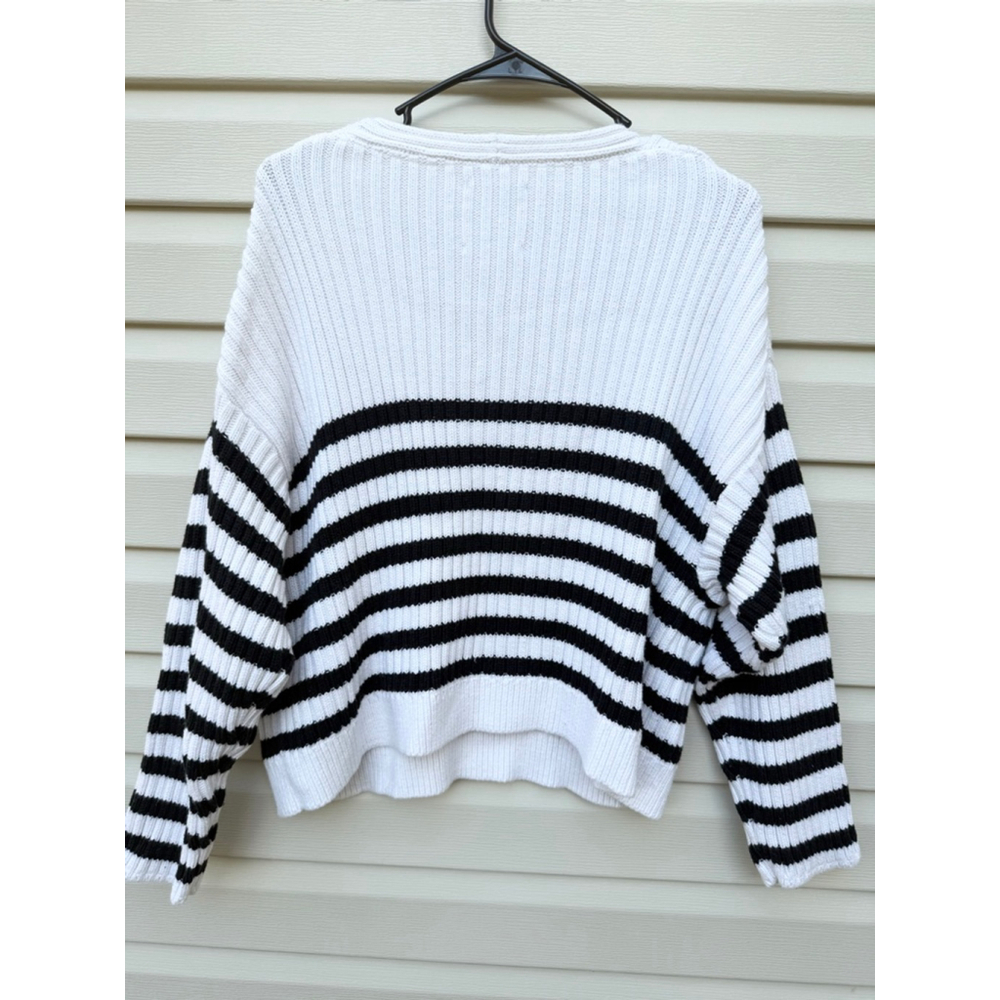 Abercrombie & Fitch Medium Striped V-Neck Ribbed Knit Sweater White Black - Picture 6 of 6